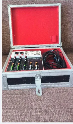 Vende-se Som completo com mesa de Som e Amplificador todos 2 pega Bluetooth