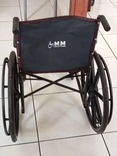 Vendo uma cadeira de rodas, usada em Bom estado, vendo por 300 