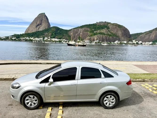Fiat Linea Essence 1.8 Flex 16V 4P 2012