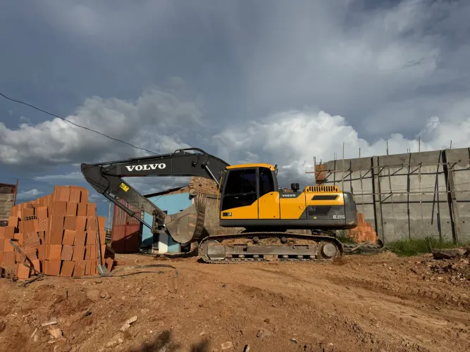 ESCAVADEIRA VOLVO 220D 3.000 HRS