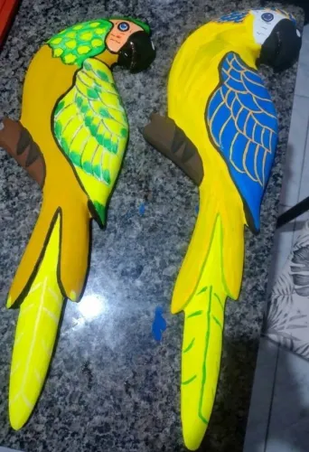 Arara de gesso para paredes e jardins