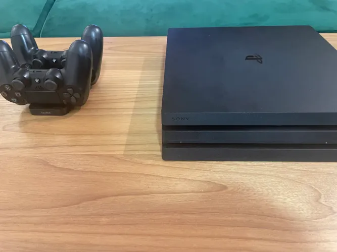 PlayStation 4 Pro Slim - 2 Controles - 4 Jogos - Base de Carregamento