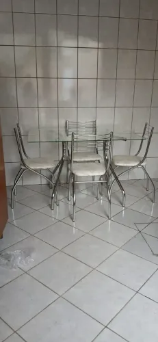 Mesa de vidro e cadeiras