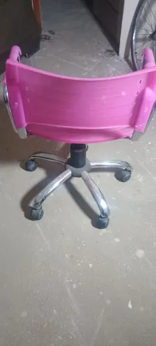 Vendo essa cadeira de escritório em estado de nova pés inox giratória funcionando tudo ok