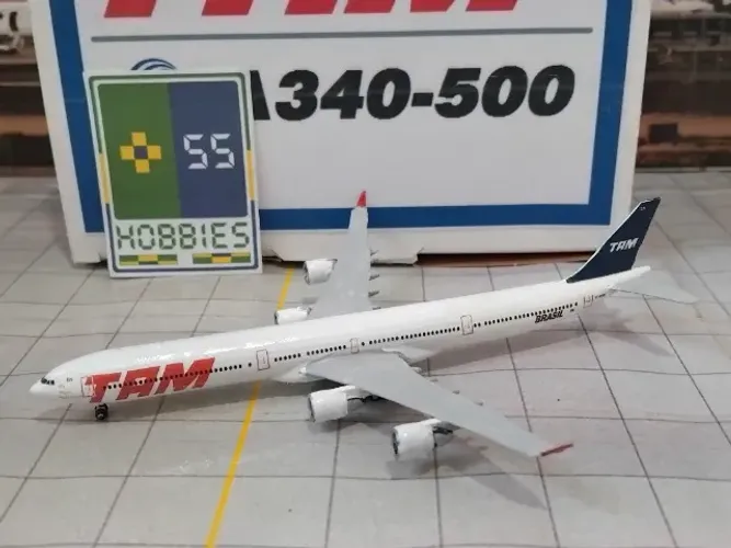 Miniatura Avião Artesanal 1/550 TAM Airbus A340-500 Azul
