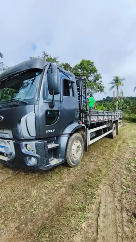 Venda de caminhão Ford 1317 ano 2012