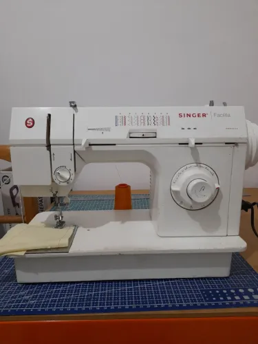 Máquina Singer facilita 2868