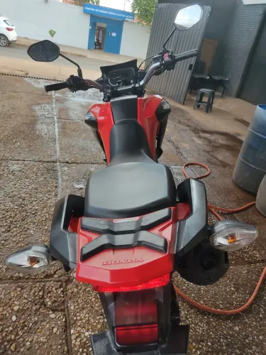 Vendo uma moto.
