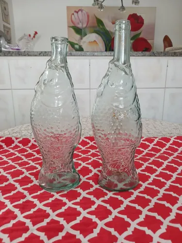 Lote com 2 garrafas antigas de vidro em formato de peixe
