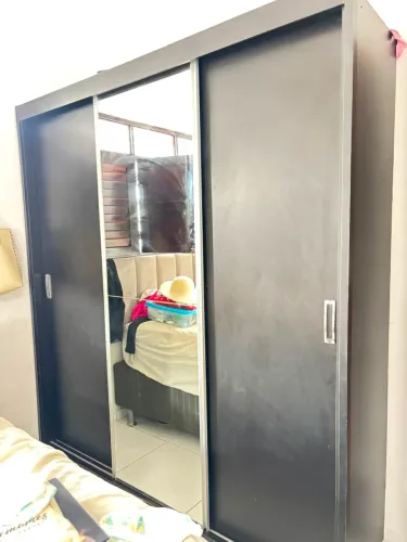 GUARDA-ROUPA CASAL COM ESPELHO E 4 GAVETAS - R$ 650