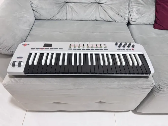 Teclado Controlador MIDI/USB da M-Audio, Oxygen 49 (Silver)