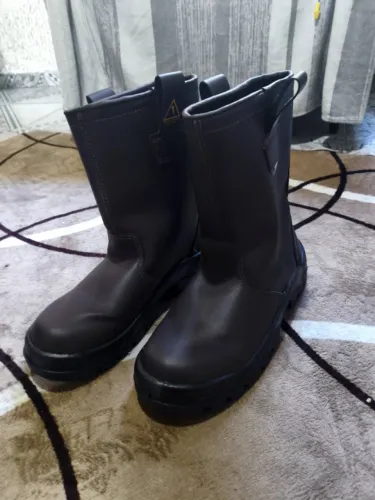 Bota de alpinismo Nova sem uso   N°40 pra sair hoje 150 reais 