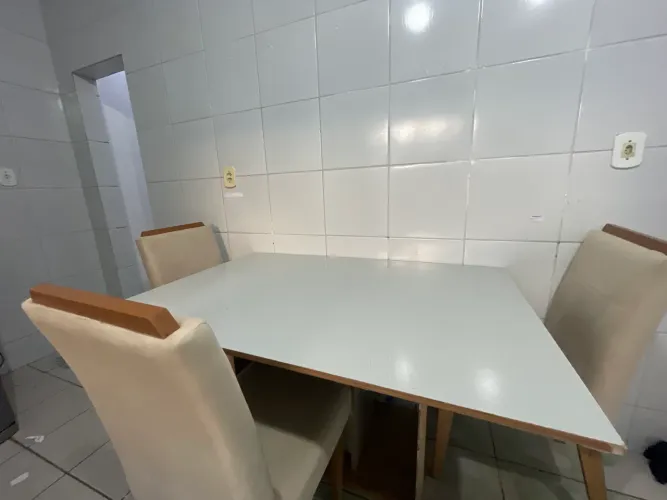 Mesa com 4 cadeiras