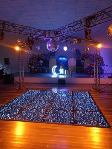Sonorização, iluminação, pista de Led e DJ