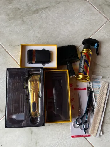 Vende-se kit de máquina de cortar cabelo, está novinha