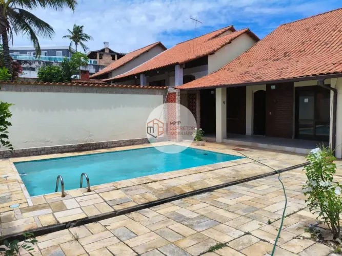 Sobrado em condomínio, com 4 suítes, 5 banheiros, piscina, sala e cozinha  - Iguaba Grande