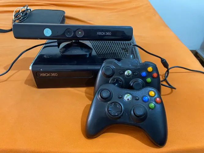 Vende-se Xbox360 bloqueado com dois controles e todos os cabos!!