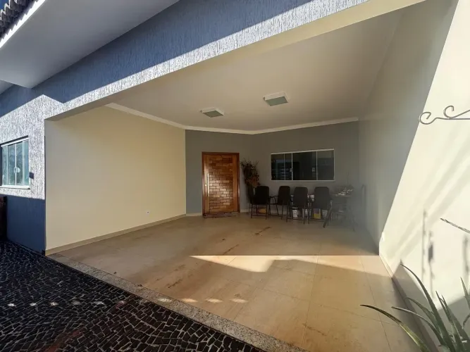 Casa à venda em Rio Verde com espaço amplo, armários embutidos, churrasqueira e 3 quartos