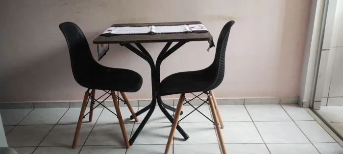 Vendo mesa de mármore quadrada com 2 cadeiras