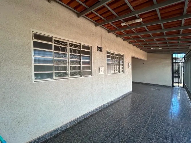 ALUGO: CASA COM DUAS MORADIAS NA QNP 14