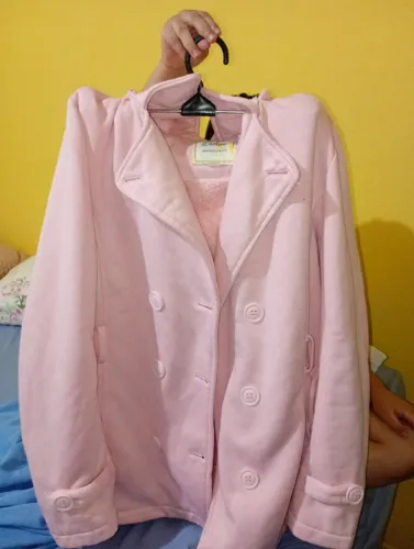 Sobretudo feminino rosa de botões e bolso