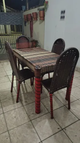 Venda de mesa com quatro cadeias