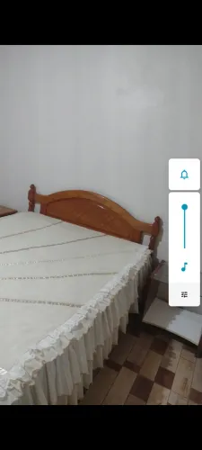 Cama de casal de madeira