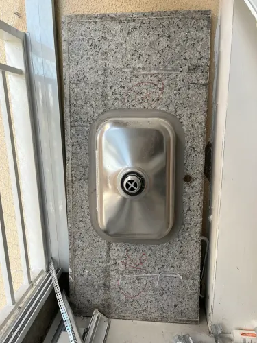 Pia de cozinha em granito com Cuba inox 