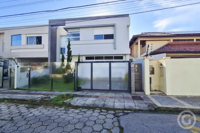 Sofisticação e conforto: Casa mobiliada e com piscina