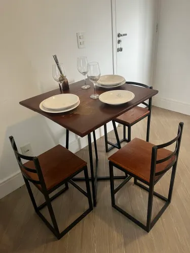 Mesa de madeira maciça com cadeiras