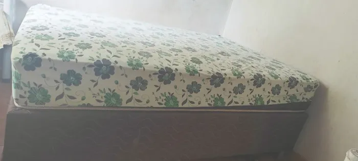 Cama box (colchão de mola ensacada + base)