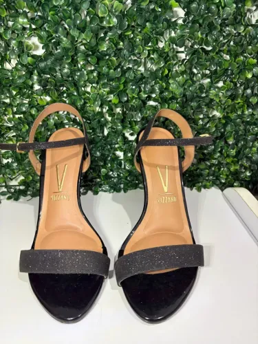 Sandália preta com brilhos Vizzano 