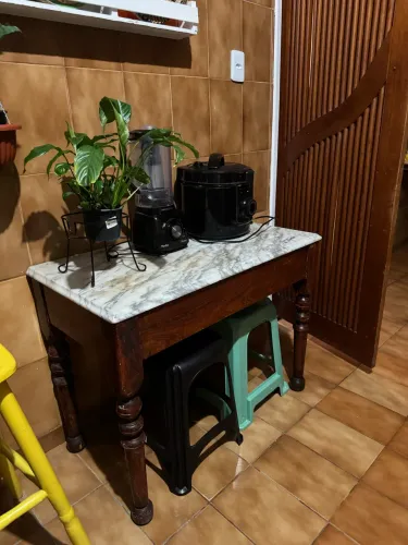 Mesa com tampa de mármore