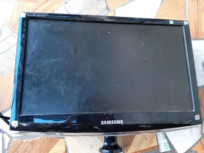 Estou vendendo uma TV e um teclado. 