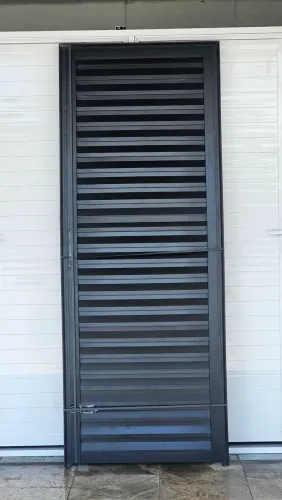 PORTA DE ALUMÍNIO PRETA 80CM COM GRADE E VIDRO - QUEIMA DE ESTOQUE!!!