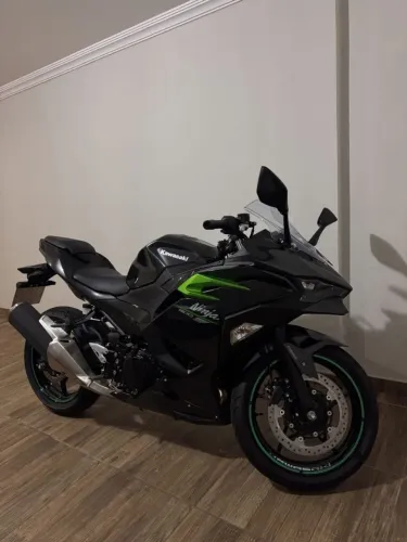Kawasaki Ninja 500 preta