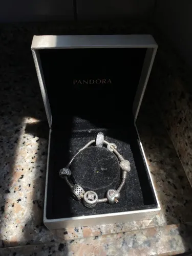 Pulseira Pandora com berloques e caixa oficial