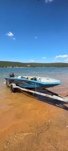 Barco, motor e carreta rodoviária 
