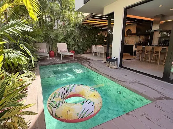 Casa em condomínio à venda em Camburi | 50m da praia | Piscina privativa