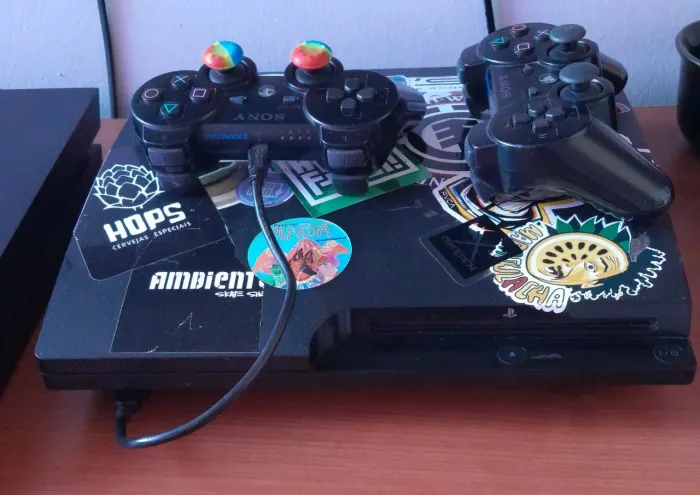 PS3 PLAYSTATION SLIM 320 GB + 2 CONTROLES ORIGINAIS + 25 JOGOS