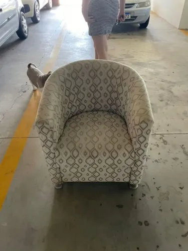 Poltrona bege com detalhes 