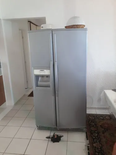 Vende se geladeira.