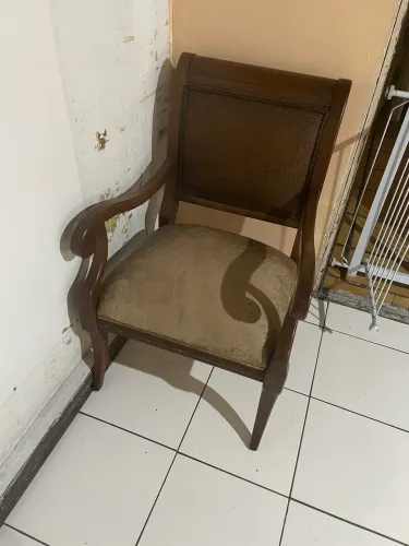 Cadeira antiga de madeira