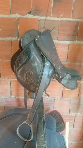 Vende-se uma Cela pra andar a cavalo ?