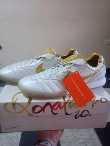 Chuteira Nike R10