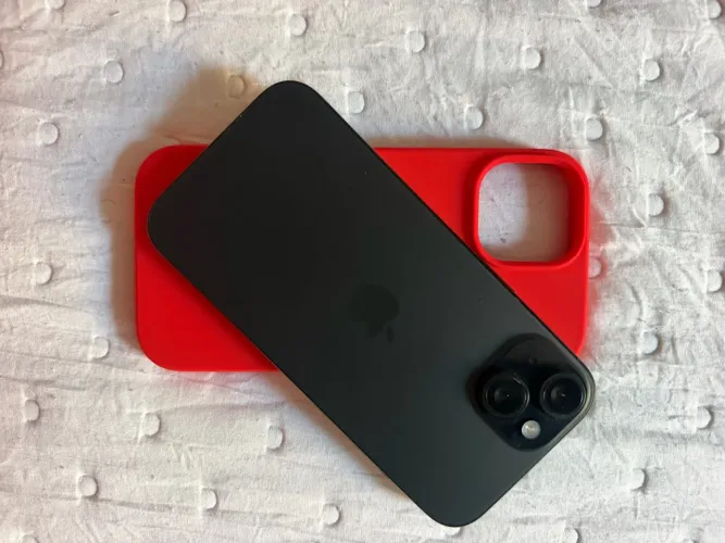 Vendo iPhone 15 128g com carregador, capinha e nota . Valor 2.550$