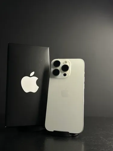 iPhone 15 Pro 256gb branco semi novo em excelente estado!!