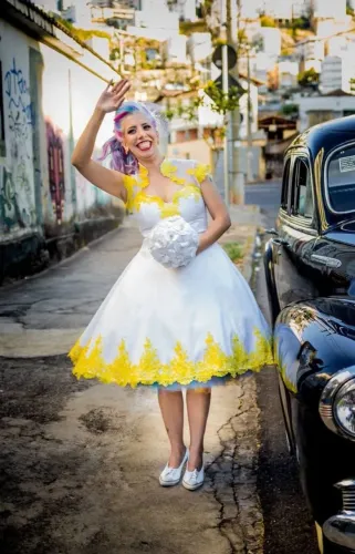 Vestido de noiva cheio de personalidade e cores