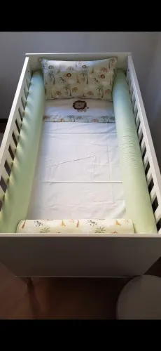 Berço 2 em 1 com sistema antirefluxo, acompanha o colchão. 