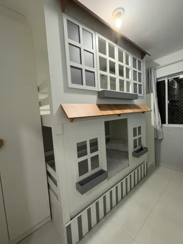 Cama-Casinha Planejada Infantil com Escada e Gavetas